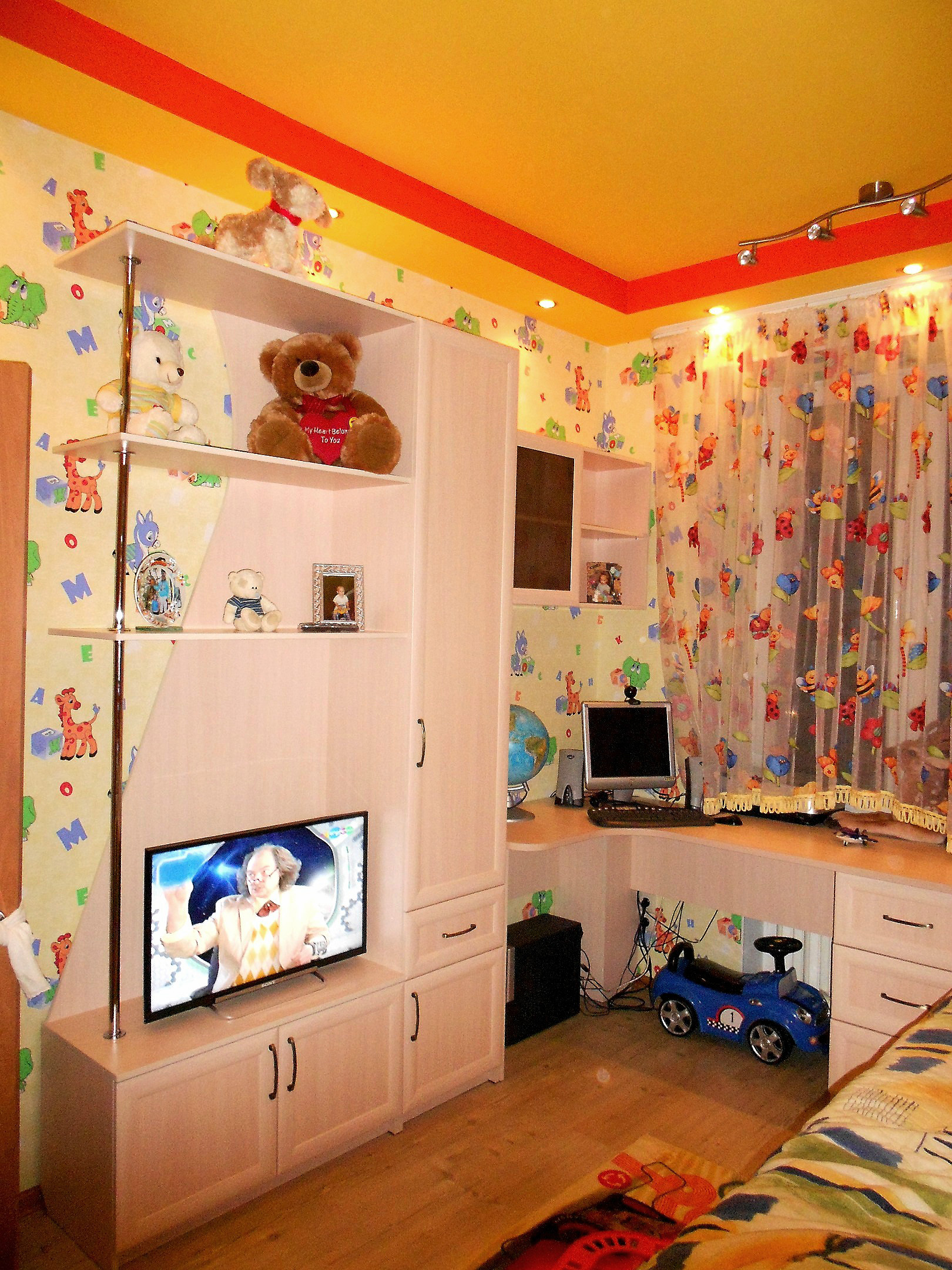 Телевизор в детской комнате. Детская комната с телевизором. Детская комната в хрущевке. Стенка в детскую комнату с телевизором.